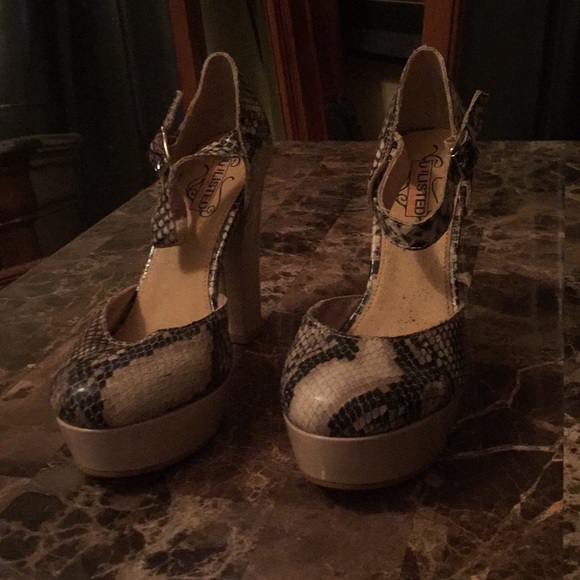 slightly small scratches on heel (no box) - Picture 3 of 7